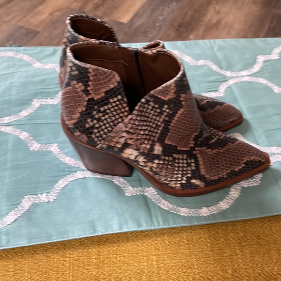 Vince Camuto Boots size 5 1/2 - Picture 2 of 12